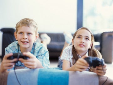 Niños jugando a videojuegos