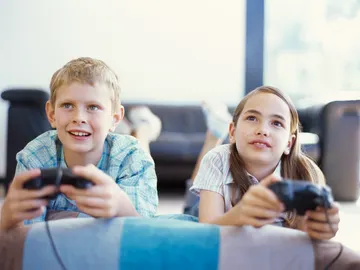 Niños jugando a videojuegos Niños jugando a videojuegos