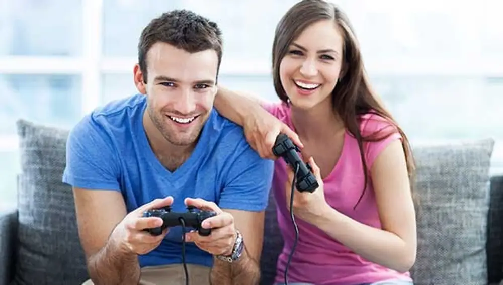 Hombres y mujeres juegan a videojuegos
