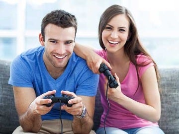 Hombres y mujeres juegan a videojuegos