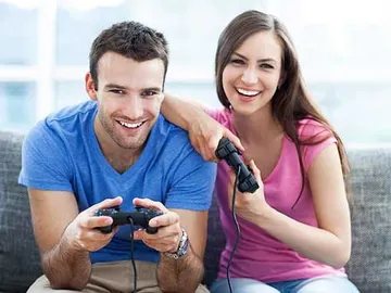 Hombres y mujeres juegan a videojuegos Hombres y mujeres juegan a videojuegos