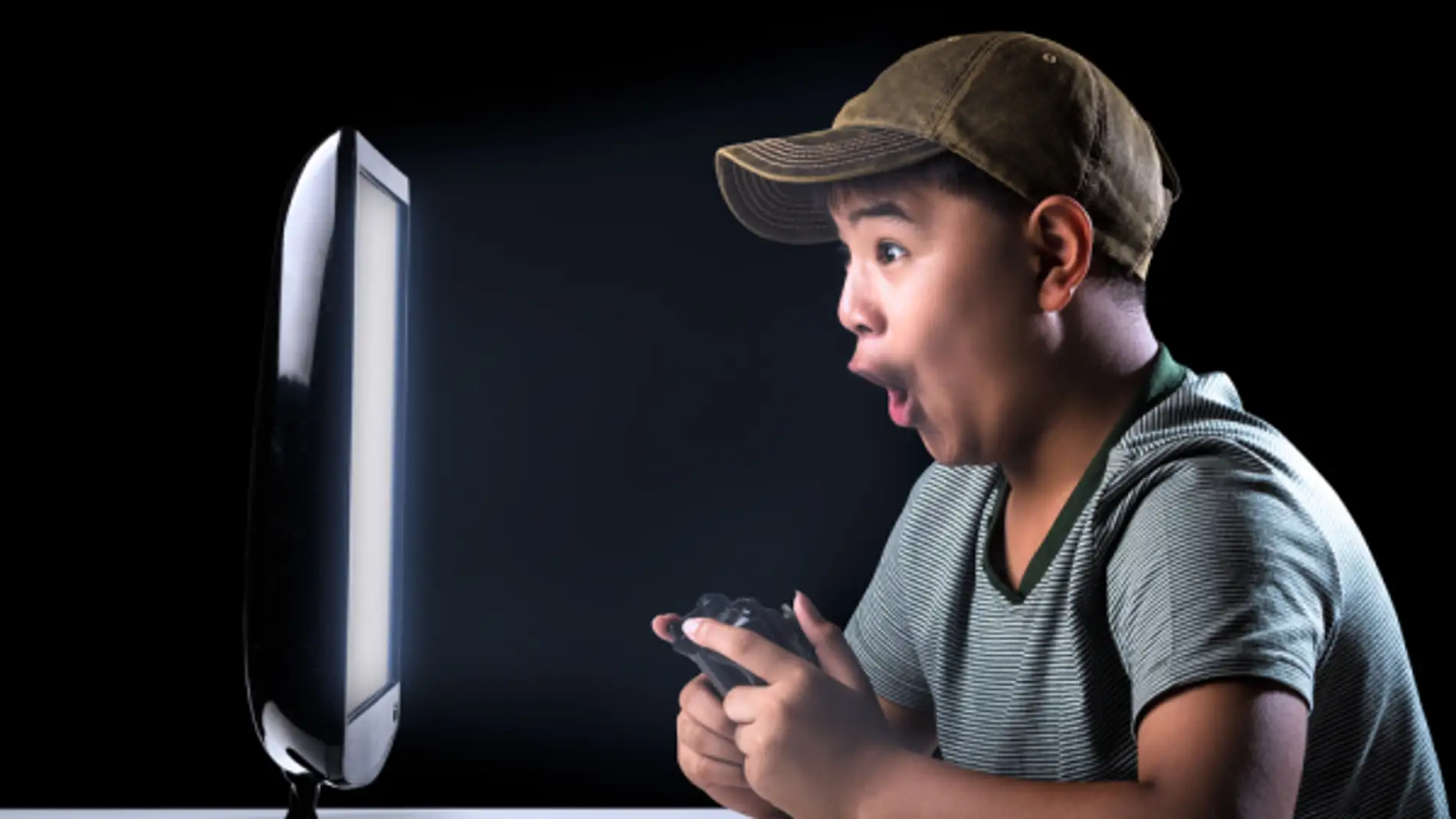 Chico disfruta de videojuegos