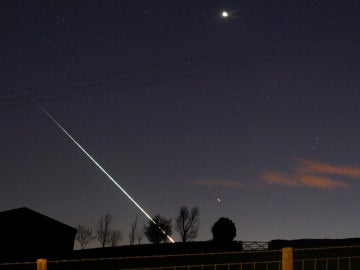 Meteorito cruzando el cielo