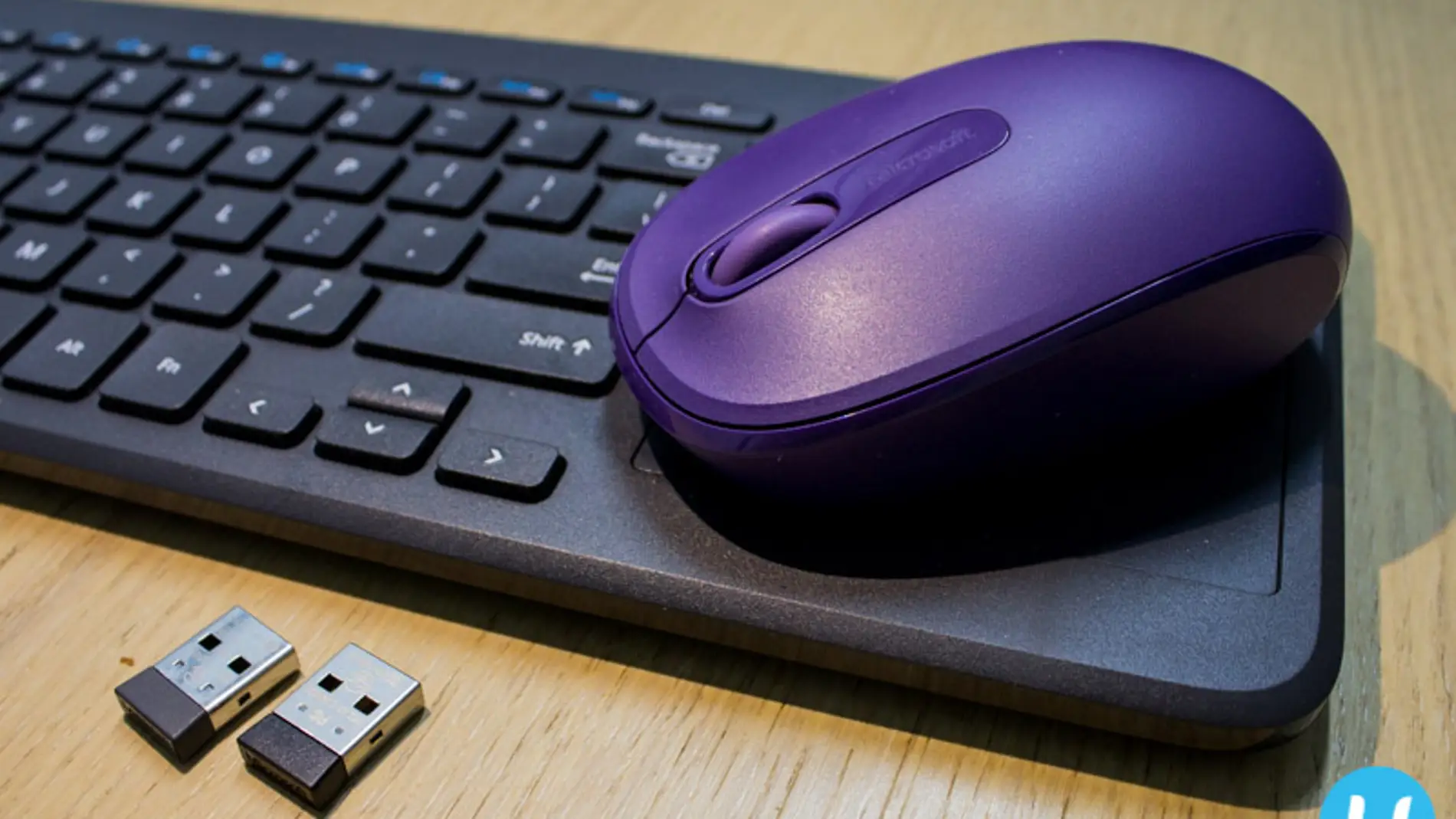 Un ratón y un teclado inalámbricos
