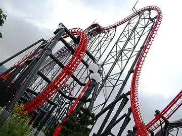 Imposible no marearse en la montaña rusa Eejanaika Imposible no marearse en la montaña rusa Eejanaika