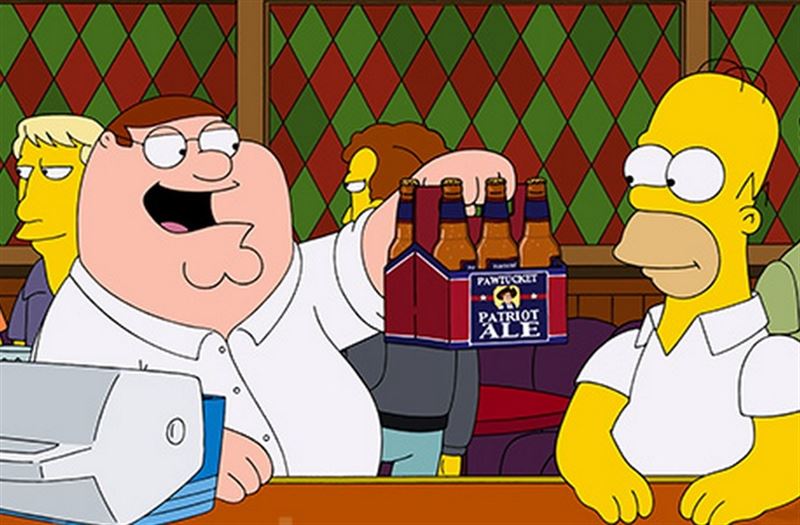 Homer y Peter compiten para ver cuál de sus cervezas, Duff o Pawtucket, es  la mejor
