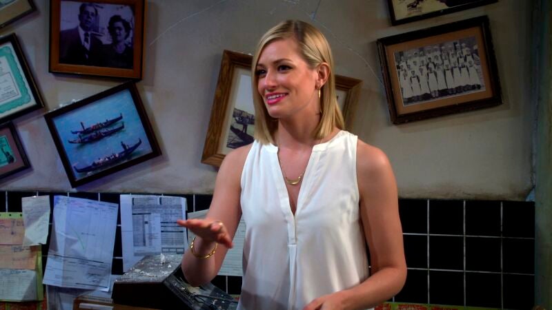 Max y Caroline sobornan al propietario de la pizzería de al lado