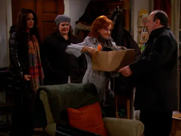 Joyce le pide a Vince que se mude a vivir con ella Joyce le pide a Vince que se mude a vivir con ella