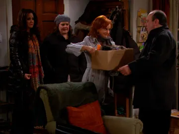 Joyce le pide a Vince que se mude a vivir con ella Joyce le pide a Vince que se mude a vivir con ella