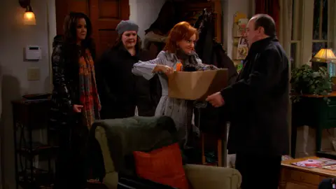 Joyce le pide a Vince que se mude a vivir con ella Joyce le pide a Vince que se mude a vivir con ella