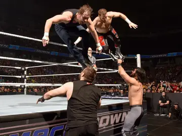 Rollins y Owens se imponen al equipo del campeón Ambrose y Zayn en ‘SmackDown’ Rollins y Owens se imponen al equipo del campeón Ambrose y Zayn en ‘SmackDown’