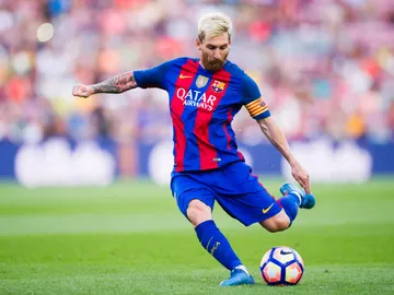 Leo Messi golpea el balón en un partido con el Barcelona Leo Messi golpea el balón en un partido con el Barcelona