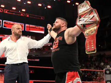 Kevin Owens se convierte en el nuevo campeón universal de WWE Kevin Owens se convierte en el nuevo campeón universal de WWE