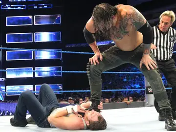 Baron Corbin gana al campeón por DQ Baron Corbin gana al campeón por DQ