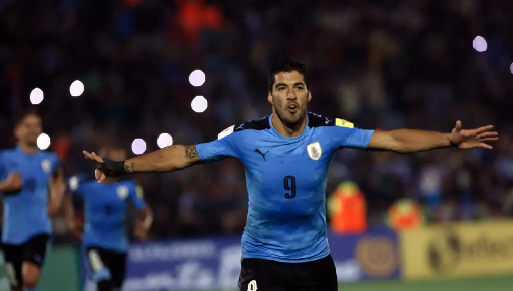 Luis Suárez festeja su gol de penalti a Uruguay