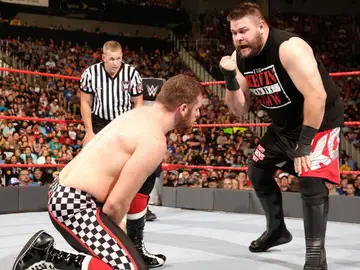 El campeón Owens pasa por encima de Sami Zayn en ‘Raw’ El campeón Owens pasa por encima de Sami Zayn en ‘Raw’