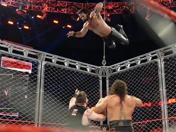 Reing se impone a Owens en la jaula de acero, en Raw Reing se impone a Owens en la jaula de acero, en Raw