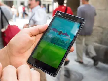Vista del juego 'Pokémon Go' en un smartphone Vista del juego 'Pokémon Go' en un smartphone