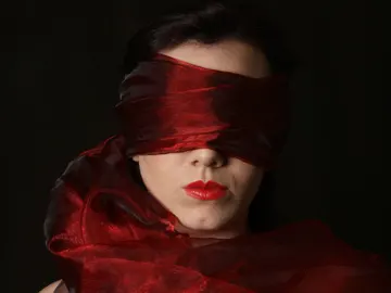 Mujer con los ojos vendados Mujer con los ojos vendados