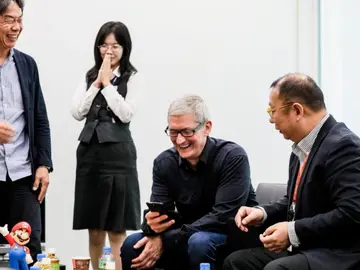 Tim Cook jugando a Super Mario Run en Nintendo Tim Cook jugando a Super Mario Run en Nintendo