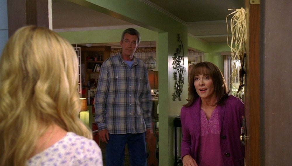 La nueva novia de Axl llega a casa de los Heck para presentarse