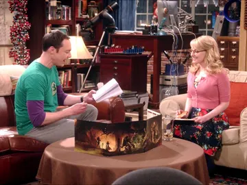 Amy se muda a casa de Leonard, Sheldon y Penny Amy se muda a casa de Leonard, Sheldon y Penny