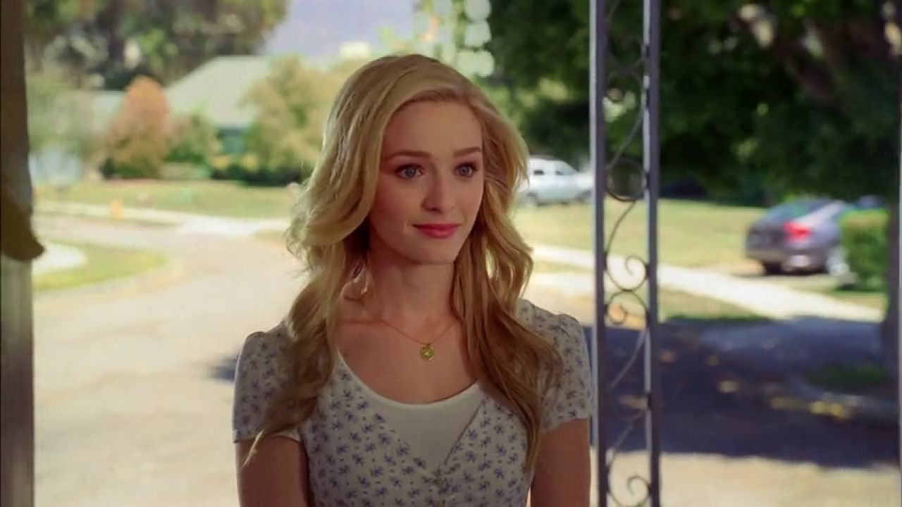 Axl tiene novia nueva. April se ha pasado por casa de los Heck para