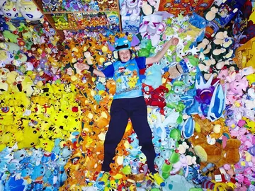 Lisa Courtney junto a su colección Lisa Courtney junto a su colección
