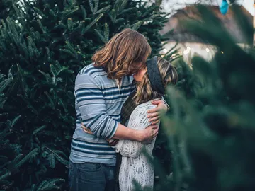 Una pareja se besa Una pareja se besa