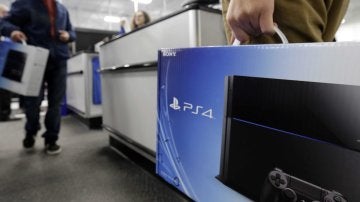 Imagen de archivo de un cliente sujetando una PlayStation 4