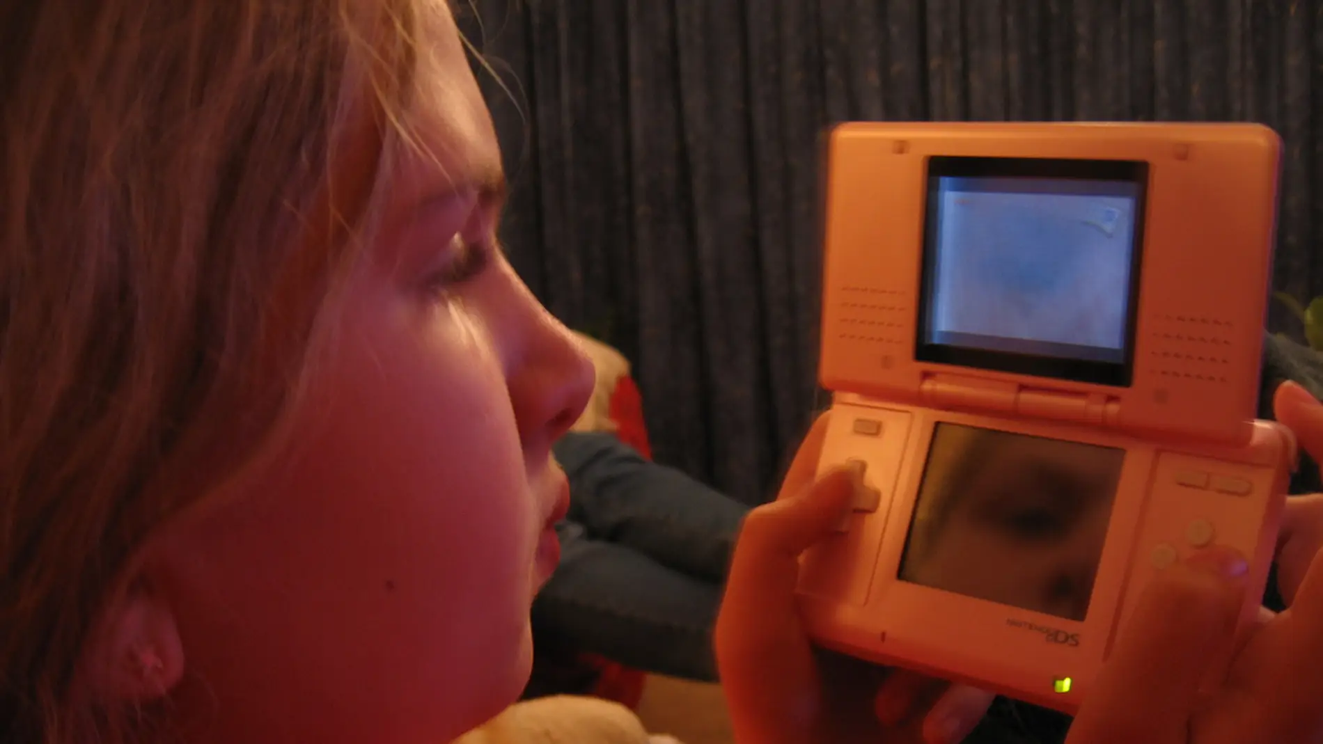 Jugadora con su Nintendo DS