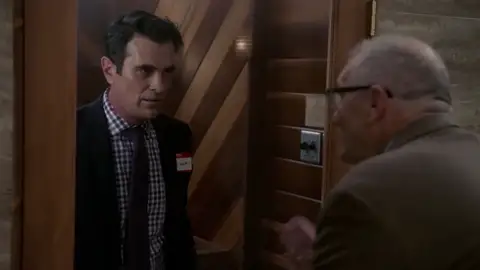 Frame 27.245074 de: Aceptan a Phil en el selecto club de campo de Jay Frame 27.245074 de: Aceptan a Phil en el selecto club de campo de Jay