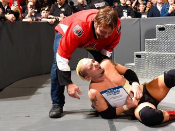 James Ellsworth consigue su contrato con WWE ‘SmackDown Live’