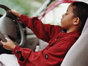 Niño conduciendo Niño conduciendo