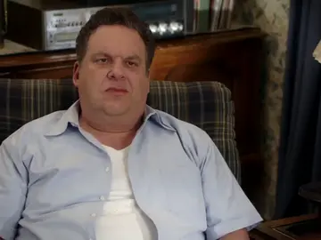 Frame 98.376477 de: Adam logra sacarle dinero a su padre para grabar su propia película de acción Frame 98.376477 de: Adam logra sacarle dinero a su padre para grabar su propia película de acción