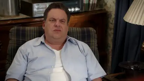 Frame 98.376477 de: Adam logra sacarle dinero a su padre para grabar su propia película de acción Frame 98.376477 de: Adam logra sacarle dinero a su padre para grabar su propia película de acción