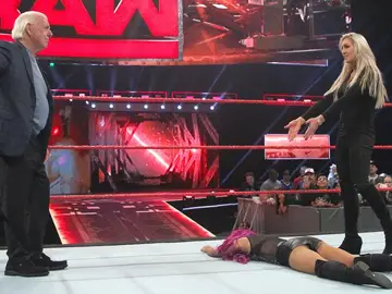 Se rompe la relación entre Charlotte Flair y su padre Ric Flair en 'Raw' Se rompe la relación entre Charlotte Flair y su padre Ric Flair en 'Raw'