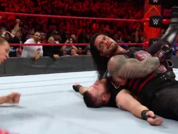 Frame 56.864726 de: ¡ROMAN REIGNS RETIENE EL CAMPEONATO DE ESTADOS UNIDOS!