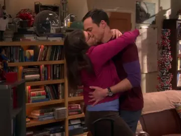 Frame 7.287087 de: El morreo de Sheldon y Amy que deja perplejos a Leonard y Penny Frame 7.287087 de: El morreo de Sheldon y Amy que deja perplejos a Leonard y Penny