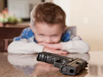 NIño con arma NIño con arma