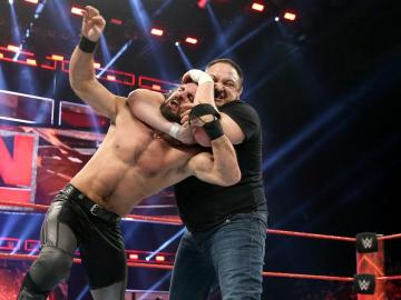 Samoa Joe llega a ‘Raw’ para destrozar a Rollins