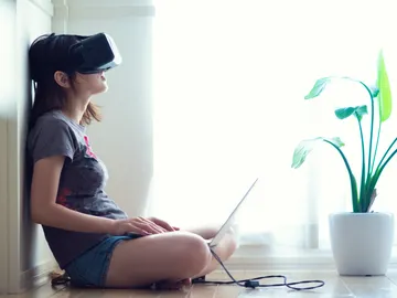 Niña con unas gafas de realidad virtual Niña con unas gafas de realidad virtual