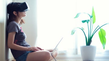 Niña con unas gafas de realidad virtual
