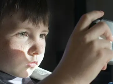 Niño con una consola Niño con una consola