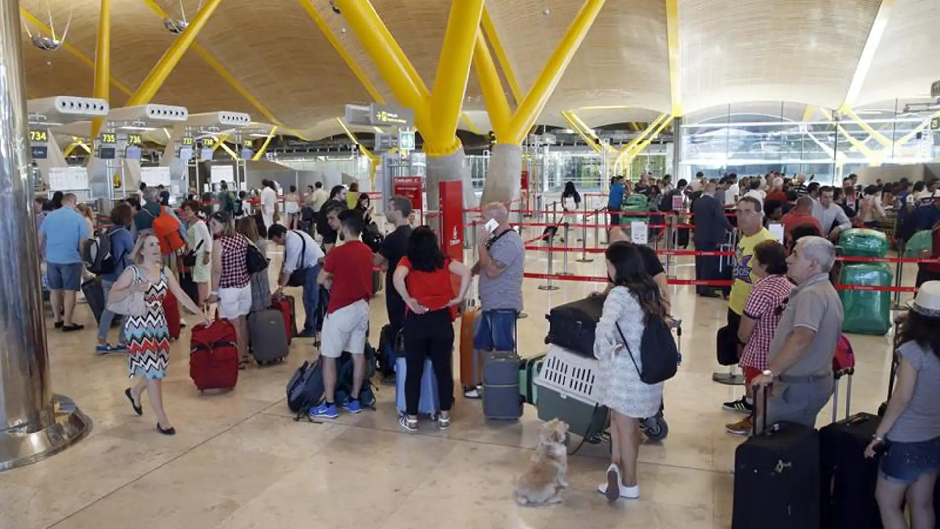 Viajeros esperan para facturar su equipaje en de la T4 del aeropuerto de Adolfo Suárez Madrid-Barajas