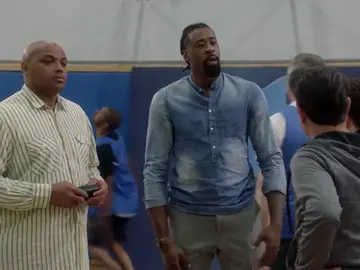 Frame 22.291653 de: Dos estrellas de la NBA ven la actuación estelar de Phil Dunphy Frame 22.291653 de: Dos estrellas de la NBA ven la actuación estelar de Phil Dunphy