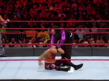 Frame 80.989773 de: The Hardy Boyz vs. Luke Gallows & Karl Anderson en los Campeonatos Tag Team de RAW