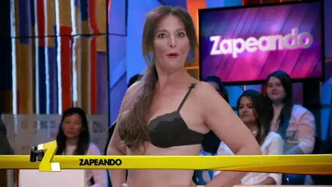 Frame 87.283118 de: A Cristina Pedroche se le rompe el vestido en 'Zapeando' Frame 87.283118 de: A Cristina Pedroche se le rompe el vestido en 'Zapeando'