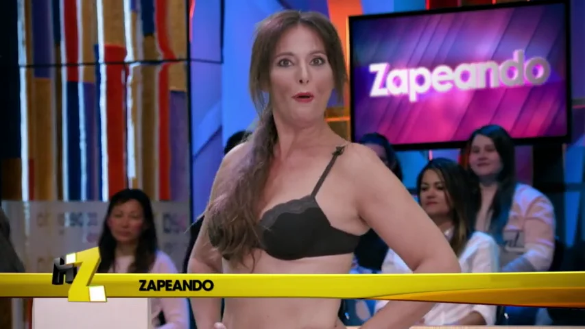 Frame 87.283118 de: A Cristina Pedroche se le rompe el vestido en 'Zapeando'