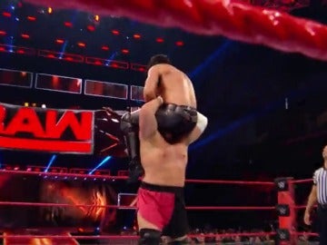 Frame 69.883036 de: Samoa Joe se impone a Rollins por una distracción de Wyatt